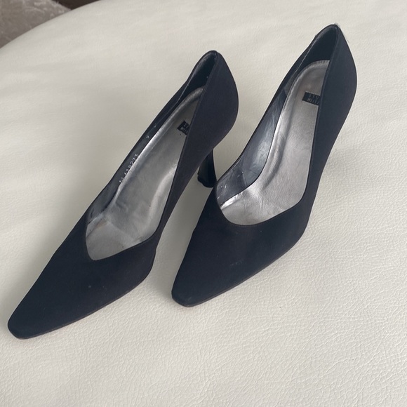 Stuart Weitzman closed toe pump - Picture 2 of 7